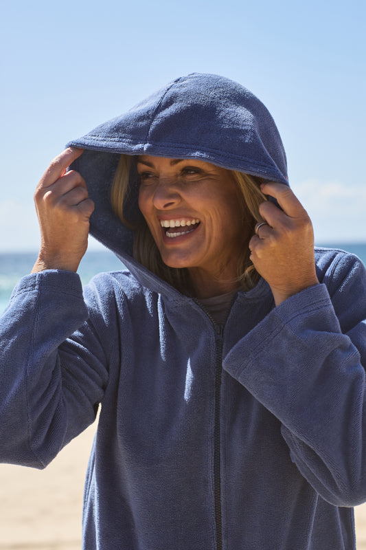 Lady smiling with her hood on. She is enjoying her CAPIMIRI experience. A safe and qualitative hooded towel for the whole family.