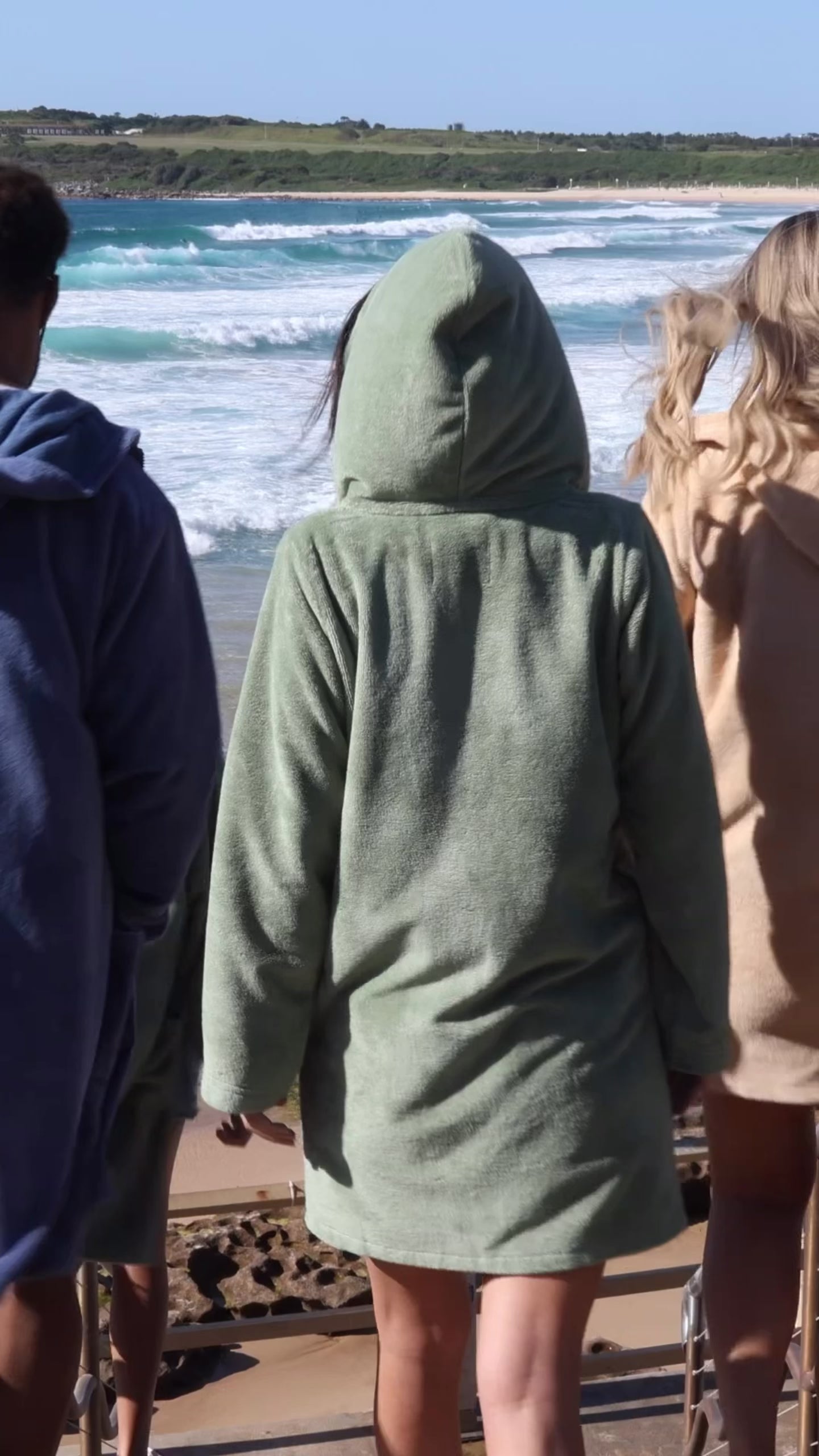 Load video: Capimiri hooded towels worn by the beach